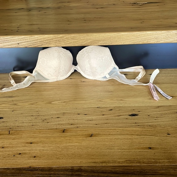 Victoria's Secret Other - NWT Victoria’s Secret Sz 32B Cream Padded & Underwire Lacey Push-Up Bra